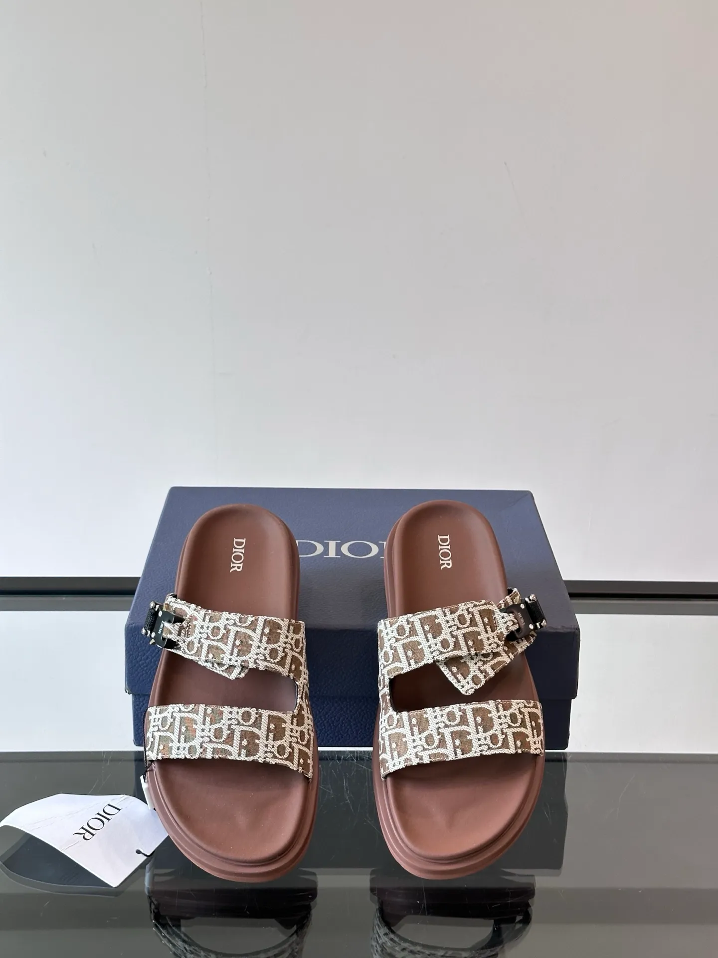 Factory price: 300💰Dior Aqua men's sandals and slippers. Showcasing Dior haute couture design. The Dior gray suede strap is accented with an aluminum Dior buckle for added style. Paired with a comfortable tonal notch sole, they pair easily with shorts or jeans for a sophisticated look. Main body: suede cow leather, technical fabric lining: cow leather, with adjustable straps, aluminum Dior buckle, Dior gray EVA insole, tonal notch rubber outsole splicing structure👌👌 size: 38-44 (45.46 customized)